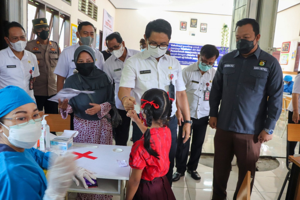 Sekda Adi Arnawa Tinjau Vaksinasi Anak Umur 6-11 Tahun di Sempidi